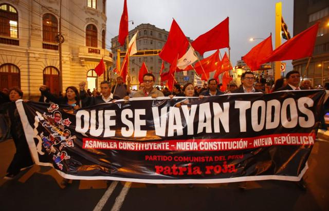 Peruanos se manifiestan tras cierre del Congreso