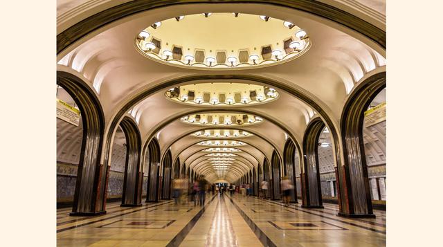 20. La estación de metro Mayakovskaya en Moscú, Rusia, es considerada como una de las más bellas. La estación está decorada con mármol, acero inoxidable y lámparas ocultas dentro de nichos ovalados en el techo con pequeños paneles diseñados por el artista
