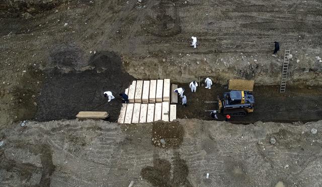 Las muertes en Nueva York por el nuevo coronavirus continúan aumentando y el colapso de las morgues ha hecho que las autoridades evalúen planes de emergencia para realizar entierros temporales. (REUTERS/Lucas Jackson)
