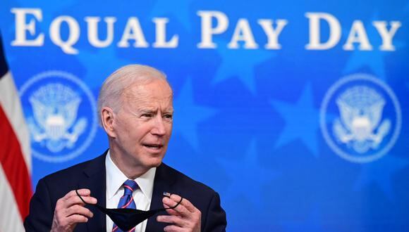 El presidente de los Estados Unidos, Joe Biden, sostiene su mascarilla durante un evento del Día de la Igualdad Salarial en el South Court Auditorium de la Casa Blanca en Washington DC, el 24 de marzo de 2021. (Foto de JIM WATSON / AFP)
