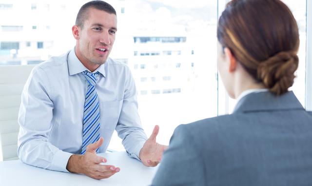 FOTO 4 | 4. Asumes cosas rápidamente y defiendes tus posturas con vehemencia. Las personas que carecen IE forman opiniones rápidamente y sucumben a información vaga, que apoye sus propias posturas e ignoran cualquier cosa que pueda llevarles la contraria. Muy frecuentemente, discuten ad nauseam para defender un punto. Esto es especialmente peligroso para los líderes, pues sus ideas poco analizadas se pueden volver la estrategia de todo un equipo. Las personas emocionalmente inteligente marinan sus pensamientos porque saben que las reacciones iniciales se mueven por los sentimientos. Dejan que sus pensamientos se desarrollen y consideran consecuencias y contrargumentos posibles. Luego comunican su idea de la manera más efectiva posible, considerando las opiniones de la audiencia.