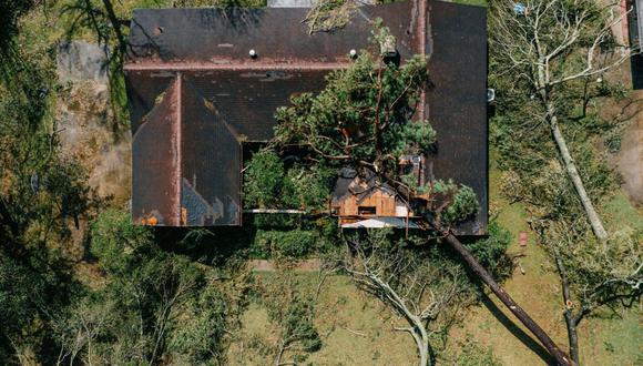 Una casa dañada por un árbol caído después de que el huracán Laura tocara tierra en Luisiana, EE.UU. Fotógrafo: Bloomberg Creative Photos/Bloomberg Creative Collection