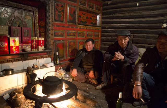 FOTO 11 | Las obligaciones del padre en una sociedad matrilineal, ¿Qué sitio ocupa la paternidad? Dado que una “pareja” mosuo jamás comparte la misma vivienda, los hombres por lo general no crían a sus propios hijos, según lo explica la Lugu Lake Mosuo Cultural Development Association (Asociación para el Desarrollo de la Cultura Mosuo del Lago Lugu). No obstante, los hombres tienen muchas “obligaciones paternas” en sus propios hogares para con los hijos de sus hermanas, tías y sobrinas. ¡Por lo que los niños crecen rodeados de una gran cantidad de tíos que cuidan de ellos!