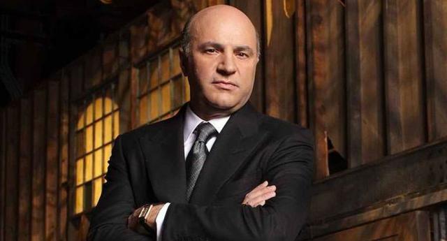 FOTO 11 | 11. Kevin O’Leary se pone al día con las noticias de negocios mientras hace ejercicio
El inversionista de Shark Tank escribe que se despierta todos los días a las 5:45 de la mañana, revisa los mercados de Asia y Europa, y luego ve noticias de negocios en la televisión durante los 45 minutos que hace su rutina de ejercicio. Luego se pasa otra hora, de 8 a 9 de la mañana, leyendo las noticias más recientes.
“El conocimiento es poder”, dice O’Leary, “y es importante tener un panorama de 360 grados del clima financiero del mundo”. (Foto: Kevin O'Leary)
