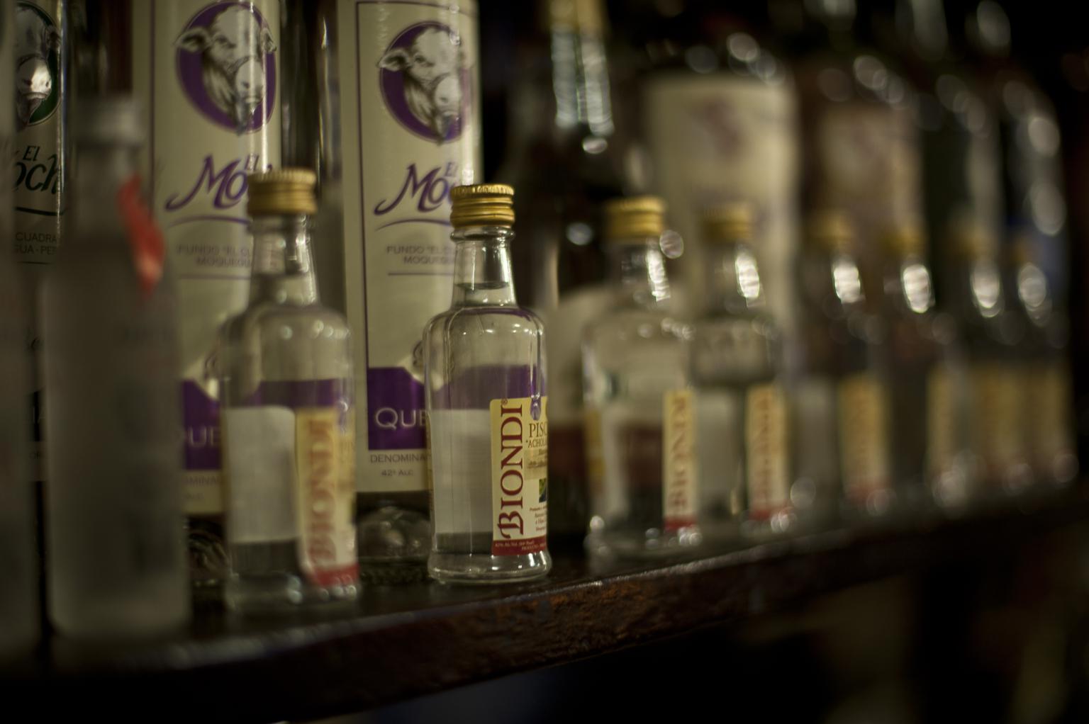 Solo puede ingresar o dejar el país botellas de Pisco elaboradas en Perú. (Foto: GEC)