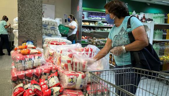 No existen cifras oficiales acerca de los comercios que burlan la cuarentena en Venezuela, donde solo se permite, por ahora, la apertura de supermercados y farmacias, y en horarios regulados. (Foto: EFE)