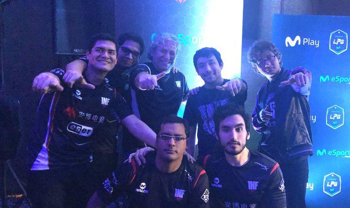 Gary Urteaga, en medio y de pie en evento. (Foto: Infamous Gaming)