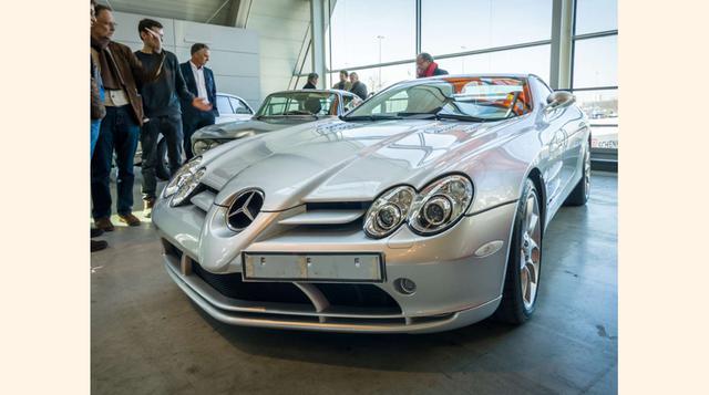 Mercedes_Benz Slr Mclaren 2004 – US$ 456,000. En el 2015, frente a la Torre Trump, el millonario recibió su Mercedes-Benz SLR McLaren. Es un verdadero coche de colección y su valor aumentará en los próximos años.