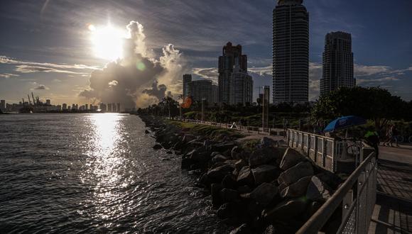 Vista del canal de entrada de la Bahía de Miami en Miami, Florida, durante una ola de calor el 26 de junio de 2023. (Foto de Giorgio Viera / AFP)