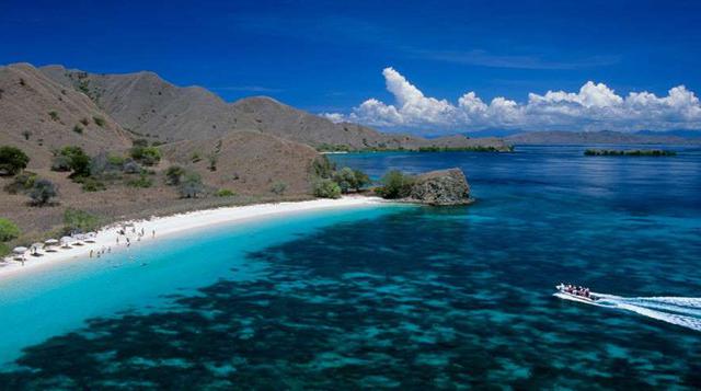 Islas Komodo (Indonesia): Mucho más relajada estarás en la Pink Beach, para los locales Pantai Merah, una de las playas más hermosas (y románticas) del mundo. El truco: su color rosa viene de unos animales microscópicos llamados foraminíferos, que produce