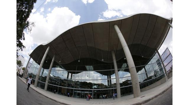 El edificio ecológico tiene un techo ondulado, como en un estadio de fútbol europeo para permitir una mejor ventilación natural, sostenido por columnas a más de 17 metros de altura. Su exponencial tamaño refiere a un edificio fabril. (Foto: Reuters)