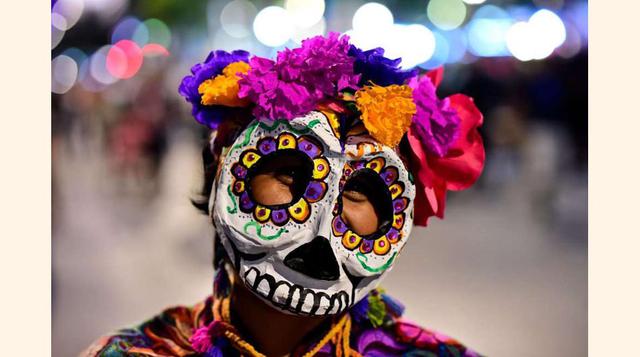 FOTO 7 | Una mujer disfrazada de Catrina en Ciudad de México.