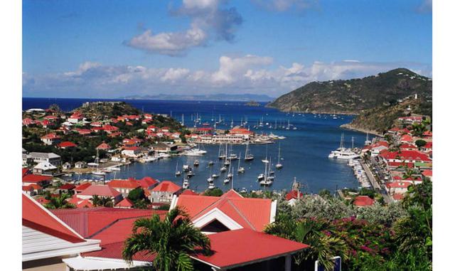 Puerto de Gustavia, San Bartolomé. San Bartolomé es uno de los destinos favoritos del Caribe. Cuando los millonarios visitan la isla llegan en sus aviones privados o en sus súper yates de lujo que anclan en el Puerto de Gustavia. Cuenta con 60 puestos. Lo