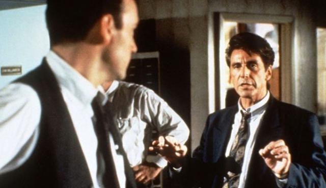 FOTO 6 | Éxito a cualquier precio (Glengarry Glen Ross, 1992). En el despiadado mercado de bienes raíces de Chicago, mentir, engañar y robar a menudo deciden quién gana la delantera. Glengarry Glen Ross trata de cuatro vendedores de bienes raíces cuyos trabajos están en riesgo cuando se anuncia una competencia: todos excepto los dos mejores hombres serán despedidos.

La película analiza con crudeza la cultura de ventas, incluidas las mentiras, traiciones y manipulaciones a las que recurrirá la gente para sobrevivir en el negocio. Muestra cómo no administrar un equipo de ventas y cómo un trabajo de alta presión con demandas interminables para llevar eventualmente a los miembros del equipo, uno por uno, por un camino oscuro. Los entornos extremadamente competitivos de alta presión pueden sacar lo peor de ti y de quienes te rodean.