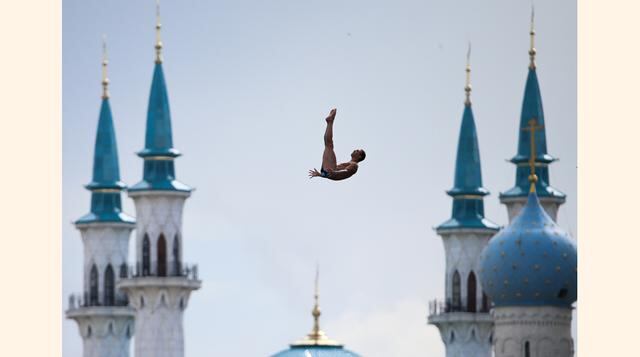 Michal Navratil de la República Checa compite durante la final de 27 metros de alto en buceo masculino  en el Campeonato Mundial de Natación en Kazán, Rusia, miércoles. (Foto AP / Denis Tyrin)