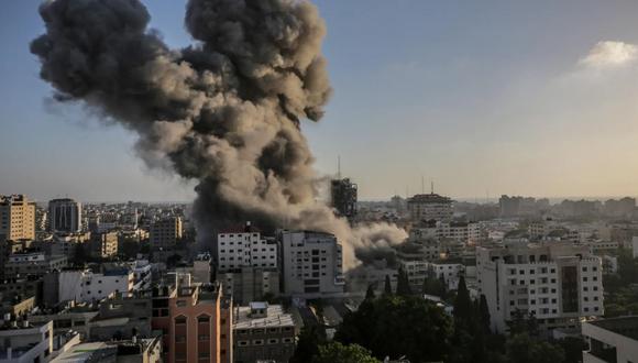Vista de humo después de un ataque israelí a la torre Al-Shorouq en la ciudad de Gaza. (Foto: EFE)
