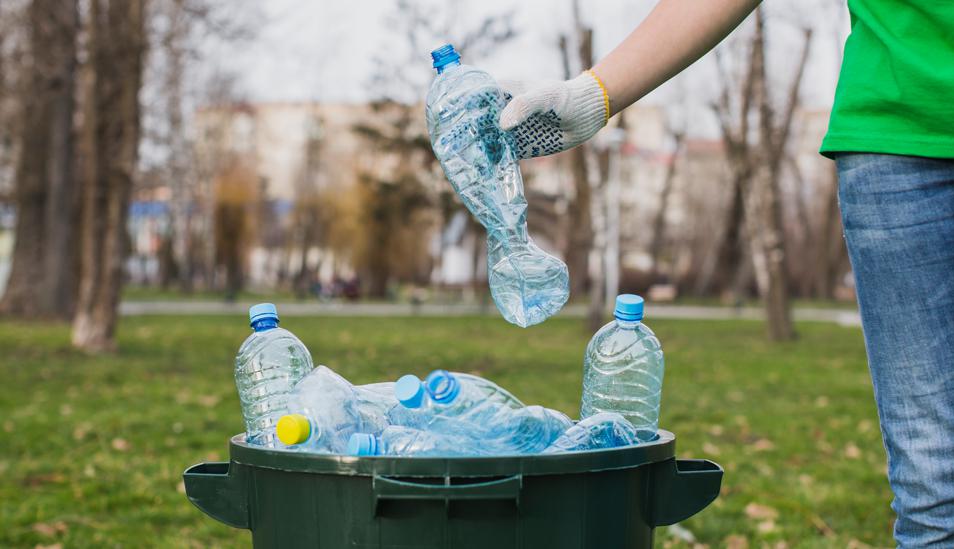 FOTO 2 | Menos envases
Huir del plástico, sustituirlo por vidrio o metal cuando se trate de líquido o comida. Usar bolsas de tela para comprar, huir de los envasados. Pasarse al champú y jabón en pastilla y los desodorantes de piedra de alumbre, que duran años, al igual que la copa menstrual en el caso de las mujeres, en vez de tampones y compresas. (Foto: Freepik)