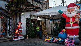 Desahogados, venezolanos compran árboles de Navidad por US$ 100