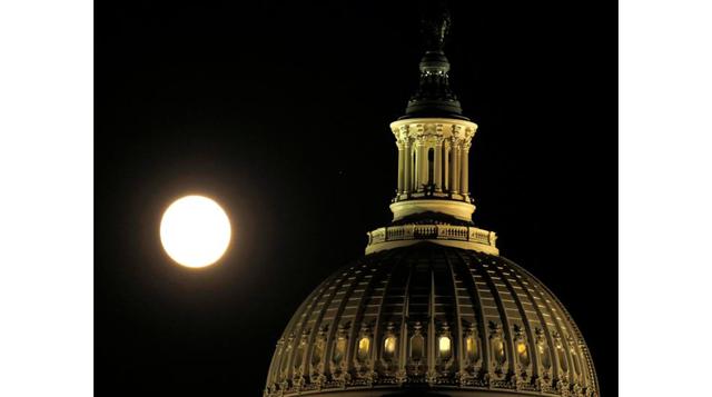 La luna sobre el Capitolio en Estados Unidos. (Foto: Reuters)