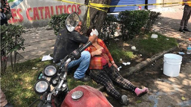 Foto 12 | Canales de televisión locales muestran imágenes de edificios colapsados en áreas habitacionales de la Ciudad de México tras el sismo de magnitud 7,1 que sacudió la capital del país.