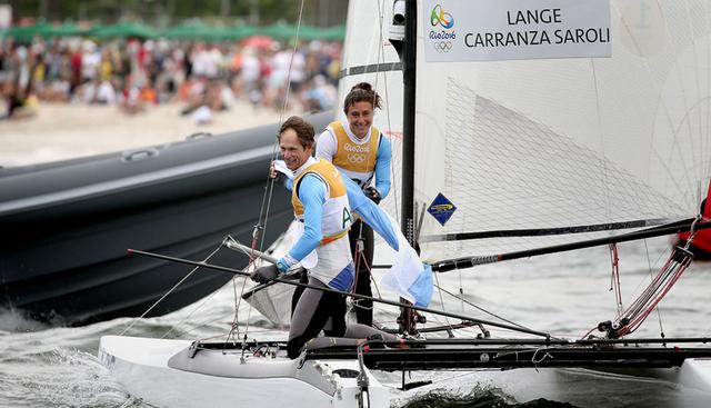 FOTO 14 | Santiago Lange (ARG, vela)
A dos meses de cumplir 58 años, el campeón olímpico de vela volverá a formar pareja con Cecilia Carranza en la clase Nacra 17 en busca de su tercer podio, y el primer oro, en Panamericanos. Fue plata en 1987 en Snipe y en 1995 en Láser. Y antes del oro olímpico en Nacra 17 había ganado dos bronces en Tornado, lo que da fe de su dominio de todo tipo de embarcaciones. Ha participado en seis Juegos Olímpicos y antes de los últimos fue operado de un cáncer de pulmón. Compite a partir del 3 de agosto. (Foto: Difusión)