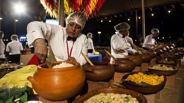 La celebración tuvo el nombre del "¡Perú vive la fiesta", por lo que era de esperarse una amplia presentación de la gastronomía nacional. En área de guisos se pudo encontrar humitas de queso crema, tamales clásicos, ají de gallina, seco de res, 