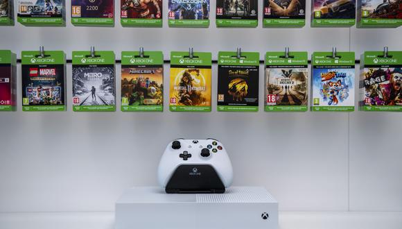 Un mando de Xbox One se exhibe debajo de los pases de juego en la nueva tienda insignia de Microsoft Corp. en el centro de Londres, Reino Unido, el martes 9 de julio de 2019.
