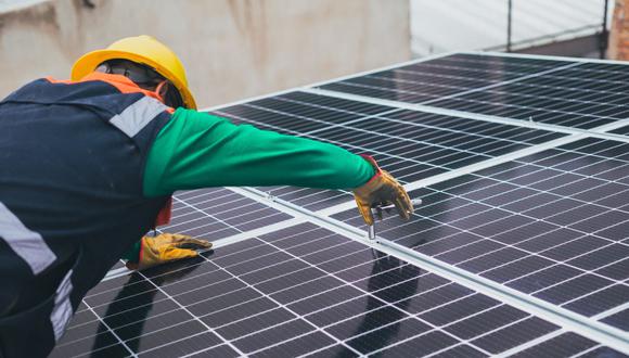 Un trabajador instalando paneles solares.(Foto: pexels)