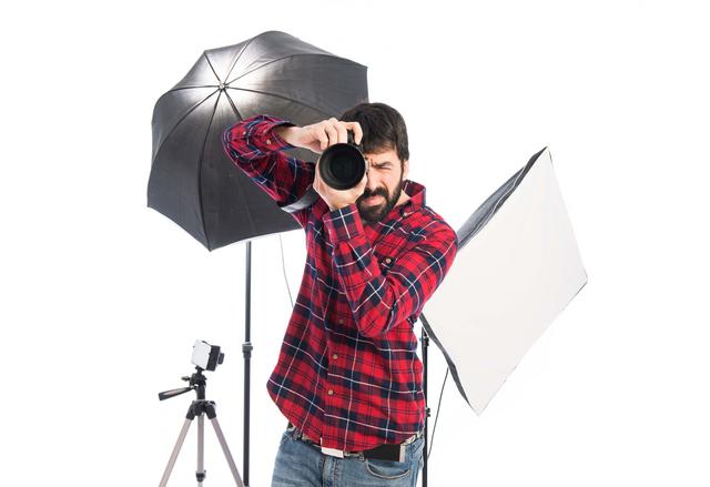 FOTO 4 | 4- Contextualiza el retrato: Consiste simplemente en ponerte en tu entorno más habitual, buscando la situación más típica posible que hable de ti  pero nunca con espacios demasiado reconocibles ni evidentes.
Si no contextualizas, utiliza fondos neutros y de colores sólidos y texturas naturales como paredes de ladrillo; o quizá un mural con árboles verdes  para añadirle un toque único de ambiente natural. Siempre es preferible que el fondo esté fuera de foco y así dar especial énfasis al rostro, utilizando diafragmas abiertos al máximo. (Foto: Freepik)