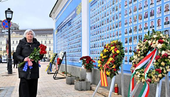 La Secretaria del Tesoro de EE.UU., Janet Yellen, llega para depositar flores en un Muro de la Memoria de los Defensores de Ucrania caídos en la Guerra Ruso-Ucraniana durante su visita a Kiev el 27 de febrero de 2023, en medio de la invasión rusa de Ucrania. Photographer: Sergei Supinsky/AFP/Getty Images