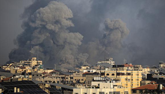 El humo se eleva durante los ataques israelíes a la ciudad de Gaza el 10 de octubre de 2023. (Foto de IBRAHIM HAMS / AFP).