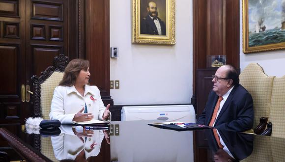Encuentro entre Dina Boluarte y Julio Velarde se realizó anoche, informó la Presidencia de la República. Foto: Presidencia.