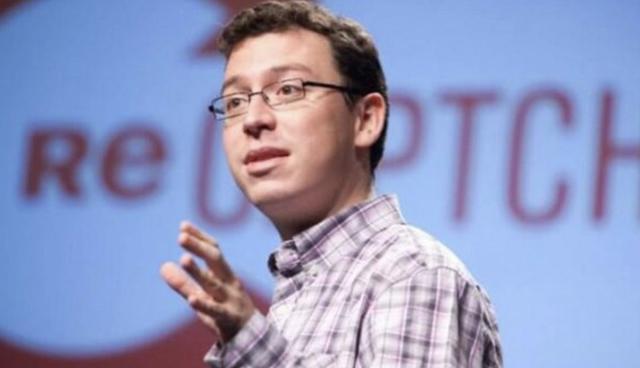 FOTO 15 | 15. Luis von Ahn: CEO, Duolingo. Luis von Ahn advierte sobre el peor consejo que le dieron: “No sé si sea malo para todos, o si sólo fue malo para mi… Cuando estás haciendo un producto, un consejo típico es que escuches lo que tus usuarios dicen. Yo me di cuenta de que ese es un consejo terrible para Duolingo. La esencia del consejo es buena, pero muchas veces surge un problema.  Si los canales de retroalimentación hacen que sólo unos cuantos usuarios puedan comunicarse contigo, sólo puedes escuchar a los que más ruido hacen, no a todos tus usuarios, y ahí se rompe todo”.

“Nosotros tenemos un foro en nuestra página web en el que la gente puede hablar sobre el lenguaje, pero también pueden preguntar sobre algunas características. He descubierto que escuchar a la gente en los foros es una idea terrible. Por ejemplo, rediseñamos el sitio hace algunos años y la gente en el foro decía que había quedado terrible. Cientos de publicaciones decían que era la peor decisión que habíamos tomado. Sin embargo, nuestras métricas nos indicaban que estábamos mucho mejor.

Si sólo escuchas a las personas que te hablan, entonces tienes una muestra sesgada de gente que es una minoría ruidosa. Por supuesto que no siempre será así, pero a menos que sepas muy bien lo que estás haciendo, debes tener cuidado con ese sesgo.”

“El cliente siempre tiene la razón” no siempre es verdad si el cliente está siendo irracional o está causando una situación de estrés para tus empleados. Está bien tratar de escuchar a la mayoría de tus clientes, pero tienes que emitir que algunos causan más problemas de lo que valen. (Foto: Kris Krüg | PopTech | Flickr)