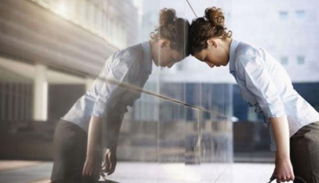 FOTO 4 | 4. Hablas más de lo que haces

“Uno no puede construir una reputación acerca de lo que va a hacer”. – Henry Ford

Es común querer hablar de nuestros planes y buscar ese reconocimiento antes de actuar, eso solo nos sirve como distracción del verdadero trabajo y pospone lo que realmente deberíamos estar haciendo. Así como dijo el gran filósofo Kierkegaard: expresar lo que todavía está en el pensamiento debilita la acción.  Hazlo si vas a hacerlo.