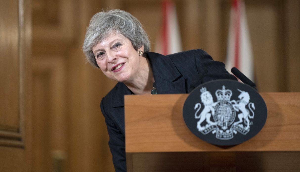 May anunció el viernes que dejaría oficialmente su cargo el 7 de junio, y expresó su "profundo pesar" por haber fracasado en concretar el Brexit. (Foto: AFP)