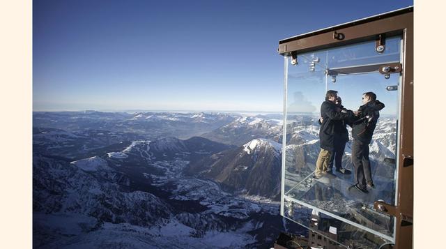 STEP INTO THE VOID, CHAMONIX (FRANCIA). En el pico del Aiguille du Midi, en Chamonix a 3,842 metros de altura. En diciembre de 2013 se inauguró un mirador con un vertiginoso cubículo de cristal. Debajo de los pies queda un vacío de 1,035 metros, y delante