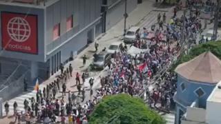 Manifestantes se desplazan por la Av. Arequipa exigiendo adelanto de elecciones