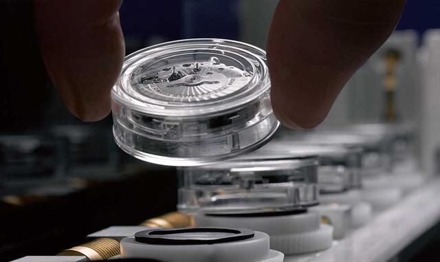 Certificación. La calidad en términos de precisión, fiabilidad o resistencia al agua debe ir más allá de las promesas. Las certificaciones de organismos independientes se usan cada vez más. Ya no sólo existe el COSC. Omega ha colaborado en la creación del