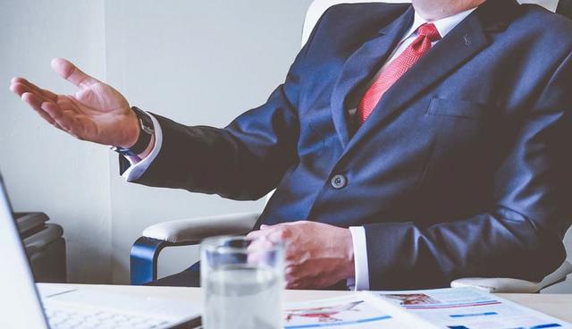 FOTO 4 | 4. Nunca felicitar el buen desempeño. En muchas empresas, la falta de premiación o valoración es motivo de quejas para los trabajadores. Son muchos los jefes que, a veces, guiados por la Soberbia recriminan automáticamente cualquier tipo de error cometido por su empleado, pero nunca reconocen o felicitan los logros de ellos. Lo que provoca un fuerte sentimiento de desvalorización entre los trabajadores. (Foto: Difusión)