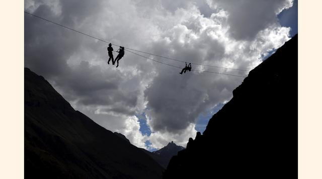El escalador también encontrará en la vía ferrata un puente colgante. Para su seguridad, será sujetado por un arnés y un sistema de doble mosquetón. (Foto: Reuters)