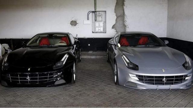 Ferrari FF, fue un regalo del jeque Mohammed bin Rashid al Maktoum de los Emiratos Árabes al Rey emérito Juan Carlos I en 2011. Los dos Ferrari FF salieron a subasta en 2015 pero sólo se presentó una oferta por un importe inferior al precio de salida, 350