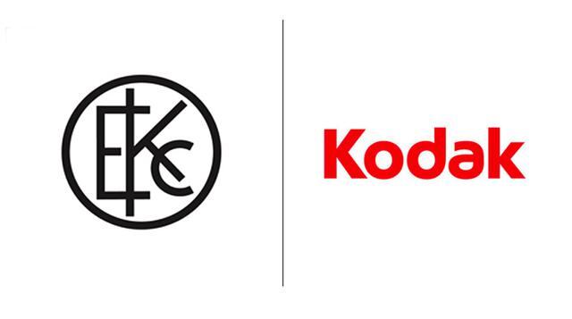 Kodak. Al principio, Kodak era un solo anuncio de impresión con el nombre "The Kodak Company" en una simple fuente serif en la parte superior. La compañía creó este primer logotipo en 1907. Kodak adoptó su logotipo más reciente en el 2006.