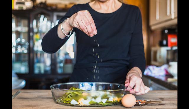 FOTO 9 | 2. El segundo factor de riesgo en la dieta alimenticia es el excesivo consumo de sal, según el estudio de The Lancet. (Foto: Freepik)