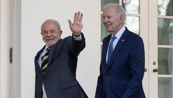 El presidente de los Estados Unidos, Joe Biden, y el presidente de Brasil, Luiz Inacio Lula da Silva, caminan juntos por la columnata del jardín de rosas en la Casa Blanca en Washington, DC, el 10 de febrero de 2023. (Foto de ANDREW CABALLERO-REYNOLDS / POOL / AFP)