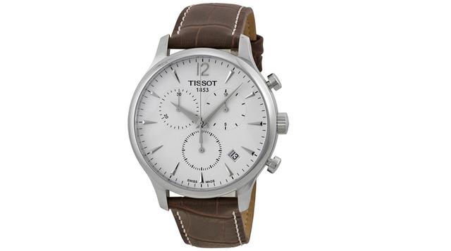 Tissot. La marca Tissot brinda modelos de calidad a precios razonables para la mayoría de consumidores. Este cronógrafo de esfera plateada está cómodamente ubicado entre un look informal y formal, pero sin lugar a dudas elegante. Las subesferas muestran i