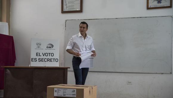 Daniel Noboa emite su voto en un colegio electoral durante un referéndum nacional en Olón, provincia de Santa Elena, Ecuador, el 21 de abril.