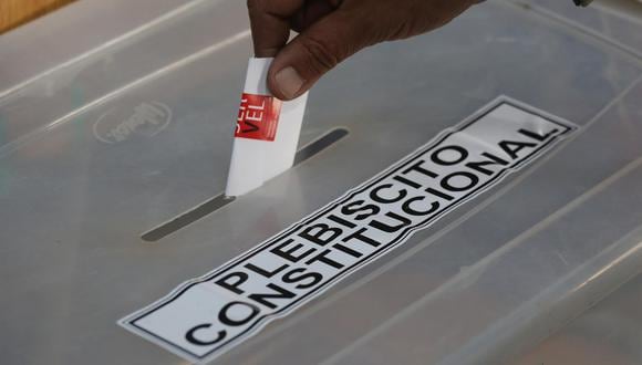 Aunque el cierre oficial era a las 18:00 hora local, algunos de los casi 3,000 locales permanecen abiertos porque, por ley, están obligados a hacerlo si todavía hay votantes en la fila. (Foto: Elvis González | EFE)