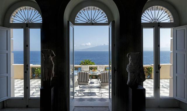 La compra de la propiedad por 110,210 liras no drenó exactamente sus cuentas. En ese momento, también tenía Cliveden House, una enorme mansión de estilo paladino en Buckinghamshire, Inglaterra, comprada por US$ 1.25 millones; 18 Carlton House Terrace, una