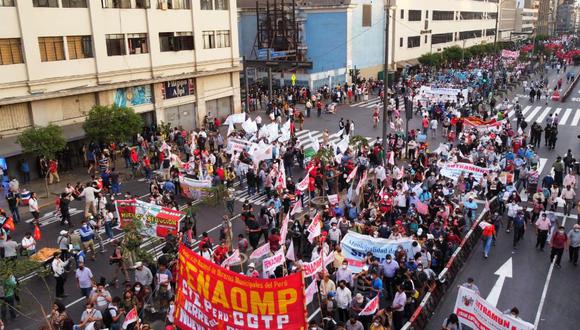 Los manifestantes en el centro de Lima. (Foto:  Anthony Niño de Guzmán/ @photo.gec)