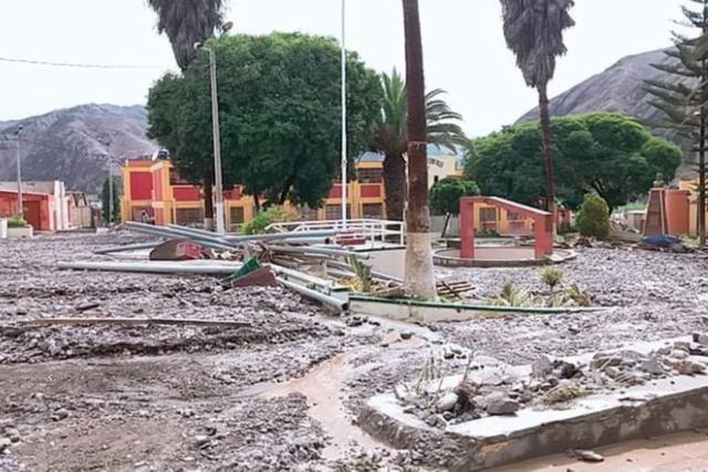 La plaza del centro poblado de Mirave quedó cubierta de lodo y piedras tras el paso del huaico. (Foto: Prefectura Tacna)